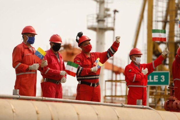 رویترز: یک نفتکش ایرانی حامل محصولات پتروشیمی در راه ونزوئلا است