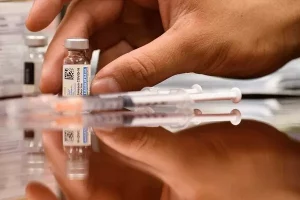 وزارت نفت ۲ میلیون سرنگ برای واکسیناسیون خوزستان اهدا می کند - مهرشید نیرو •