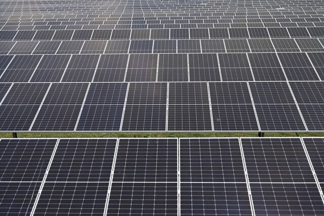 رشد روند احداث نیروگاه‌های خورشیدی پشت بامی در کشور - مهرشید نیرو •